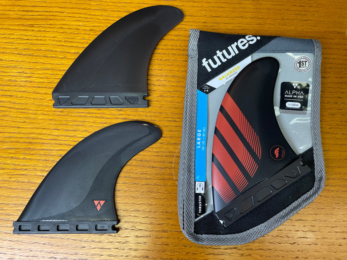 Futures Fins ALPHA SERIES P8 Lサイズ CARBON/RED トライフィン