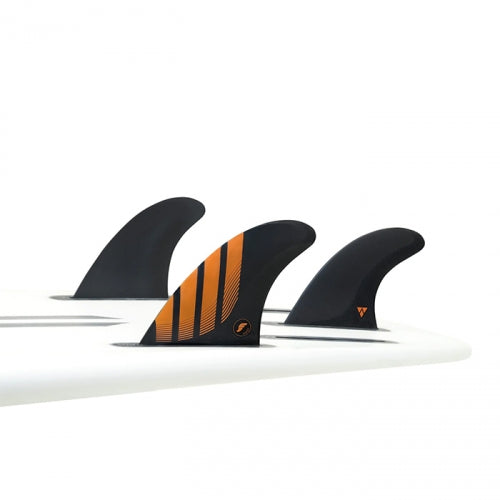 Futures Fins ALPHA SERIES P6 Mサイズ CARBON/ORANGE　トライフィン　フューチャーフィン